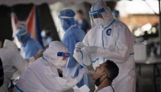 شخص يخضع لاختبار كورونا في الهند