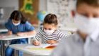 مدرّس "غير ملقح" ينقل عدوى كورونا لـ18 تلميذاً بكاليفورنيا