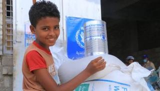 طفل نازح يحصل على معونة من الأمم المتحدة