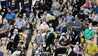 تكدس إيرانيون في أحد مراكز تلقي لقاح كورونا بطهران - أ.ف.ب