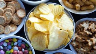 تجنبوا إطعام أطفالكم هذه المواد الغذائية للحفاظ على أسنانهم