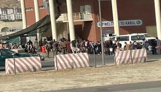 محيط مطار كابول في أفغانستان