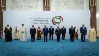 وزير خارجية إيران يخرق البروتوكول في قمة بغداد