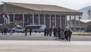 جانب من عملية الإجلاء بمطار كابول