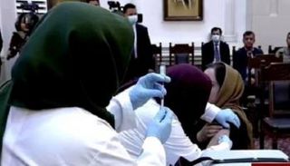 إيرانيون يتلقون لقاحات كورونا