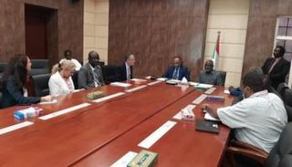 جانب من مراسم توقيع المنحة