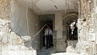 الرئيس الفرنسي ماكرون بين اطلال كنيسة