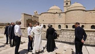 ماكرون خلال زيارته لكنيسة سيدة الساعة في الموصل