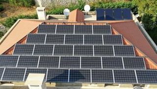 ألواح شمسية فوق مبنى لبناني - رويترز