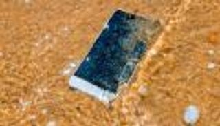 كيف تحافظ على هاتفك في الصيف؟.. الماء العدو الأزلي والأرز صديق وفي