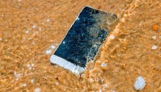 الماء العدو الازلي للهواتف