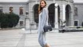 الفستان التريكو.. إطلالة دافئة وأنيقة في الخريف