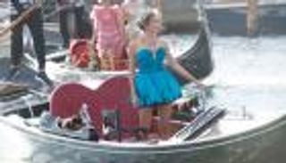 صور.. نجمات العالم يتألقن في عرض أزياء ساحر لـ"دولتشي آند جابانا"