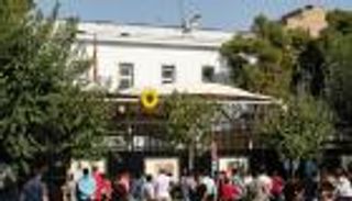 عشرات الأفغان أمام سفارة برلين بطهران بحثا عن لجوء