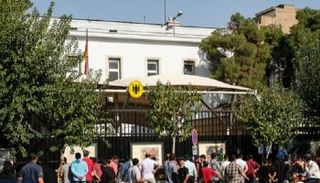 عشرات الأفغان أمام السفارة الألمانية بطهران