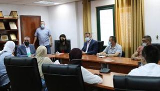 حسين الشيخ خلال لقاء ممثلي عدد من العائلات المتضررة قبل أيام