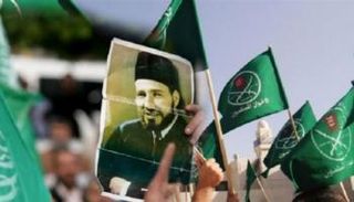 عناصر إخوانية ترفع صورة مؤسس التنظيم حسن البنا - أرشيفية