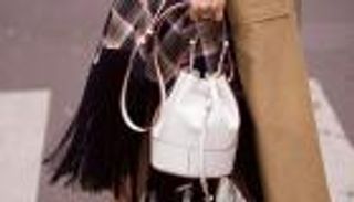 الحقيبة الدلو تتربع على عرش موضة هذا الخريف