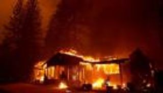 حرائق "أكثر ضراوة" تهدد آلاف المنازل في كاليفورنيا