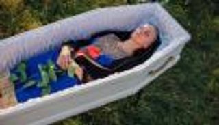 صور: حسناوات أوكرانيا داخل توابيت الرعب.. تذكير بـ"النهاية المحتومة"