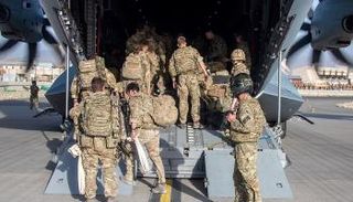 جانب من عمليات الإجلاء بمطار كابول- رويترز