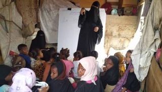 فصل دراسي في أحد المخيمات باليمن