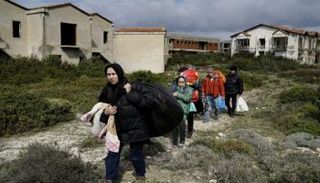 أسرة أفغانية تبحث عن فرصة للجوء لإحدى الدول الأوروبية - رويترز 