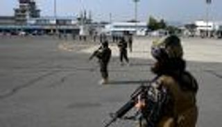 "طالبان" تجري محادثات مع قطر وتركيا لإدارة مطار كابول