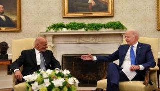 الرئيس الأمريكي والرئيس الأفغاني السابق - أ.ف.ب