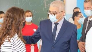 وزير التربية التونسي فتحي السلاوتي يتحدث مع طالبة