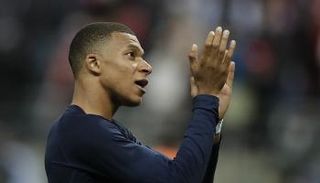 لاعب باريس سان جيرمان كيليان مبابي 