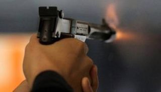 شخص يمسك بمسدس