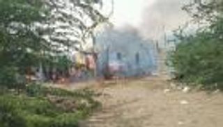 صور.. حريق يلتهم منازل نازحين في الحديدة اليمنية