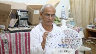 الهادي العرفاوي.. أكثر من 50 سنة في إتقان صناعة أقفاص سيدي بوسعيد