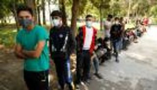 الهروب من طالبان.. أفغان رفضهم "الجو" وتنتظرهم مخاطر "البر"