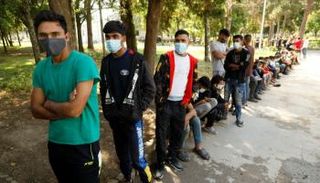 مهاجرون أفغان في معسكر بالقرب من بلجراد 