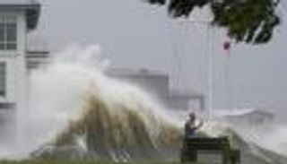 إعصار "إيدا" يهوي بمخزونات النفط الأمريكية