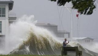 إعصار إيدا يهبط بمخزونات النفط الأمريكية