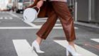 صور.. البنطلون الجلدي يكتسي باللون البني هذا الخريف 