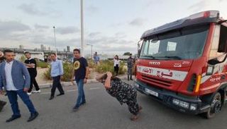 شمشون لبنان يجر شاحنة إطفاء بشعره تحية لضحايا انفجار مرفأ بيروت