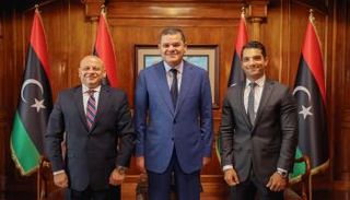 السفير المصري ورئيس الحكومة الليبية 