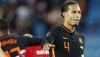 بالفيديو.. "سيلفي" يفجر غضب فان دايك