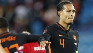 فيرجل فان دايك بقميص هولندا