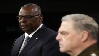 أوستن وميلي بدا متأثرين خلال مؤتمر صحفي مشترك- الفرنسية