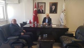 عضو البلدية المنتحر  بولنت صاين في مكتبه