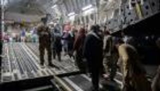 المخابرات الأمريكية تنقل 1000 كوماندوز أفغاني "سرا"