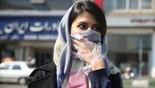 سيدة تضع كمامة للوقاية من عدوى كورونا