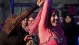 "تزوجني بلا مهر" تثير الجدل في مصر.. مع أم ضد الفتيات؟