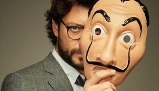 الممثل الإسباني ألفارو مورتي (البروفيسور) في مسلسل "لا كاسا دو بابيل"