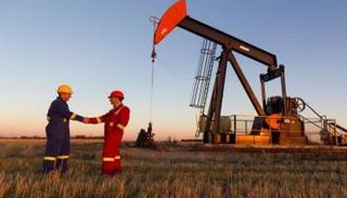 النفط يقفز بآمال التعافي وانخفاض المخزونات الأمريكية